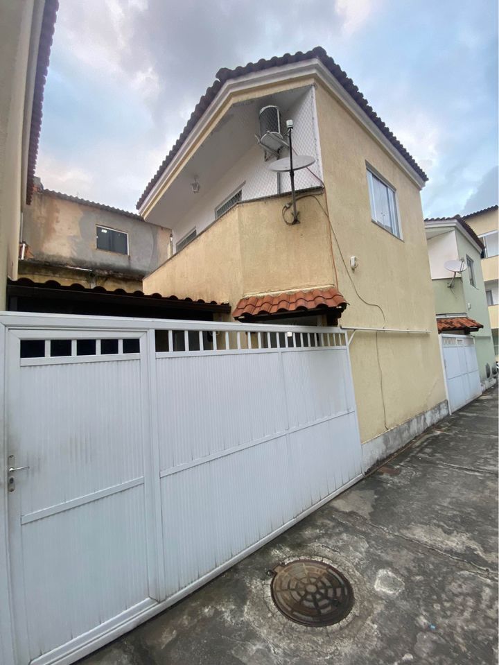 NS ASSESSORIA IMOBILIÁRIA 🏡   NATALIA SANTANA VENDE:   Vendo uma excelente casa Realengo   ( aceita financiamento bancário )   🔴Valor: 370 MIL   📍Rua Limites   Condomínio residencial  Composta por:   ✅ dois quartos  ✅ dois banheiros  ✅ sala  ✅ cozinha  ✅ área de serviço  ✅ quintal com área gourmet  ✅ garagem   📞Fale conosco:  21965195569 