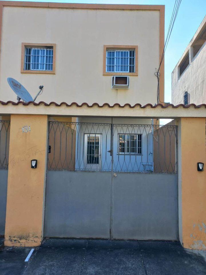 NS ASSESSORIA IMOBILIÁRIA 🏡  VENDO EXCELENTE CASA LINEAR PRÓXIMO A FACULDADE CASTELO BRANCO   🔴Valor: 215 mil   🚨ACEITA FINANCIAMENTO BANCÁRIO   Composta por: ✅ 2 QUARTOS  ✅ SALA  ✅ COZINHA  ✅ BANHEIRO  ✅ ÁREA DE SERVIÇO ✅ VARANDA  ✅ GARAGEM  ✅ PEQUENO QUINTAL   📍RUA PROFESSOR OLIVEIRA VIANA - REALENGO   📞Fale conosco:  21965195569